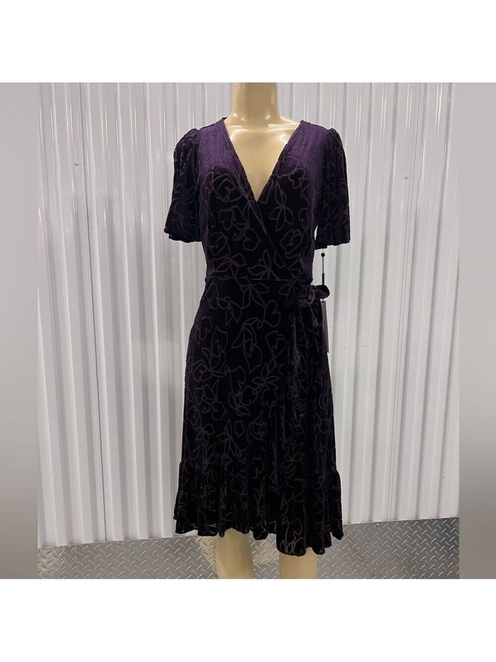 π©ποΈ NWT $159 Calvin Klein Purple Short V-Neck Ruffled Hem Faux Wrap Velvet Dress - Picture 5 of 14